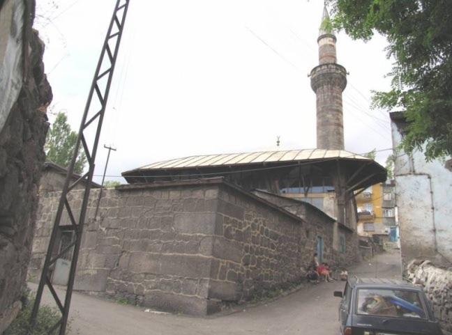 <p>KURŞUNLU CAMİİ</p>

<p>Erzurum Feyzullah Mahallesinde bulunan bu caminin kitabesinden öğrenildiğine göre; Şeyhülislam Feyzullah Efendi tarafından 1700-1701 tarihinde yaptırılmıştır. Kubbesinin üzeri kurşunla kaplı olduğundan ötürü de Kurşunlu Cami ismi verilmiştir. Ayrıca Feyziye veya Şeyhülislam Camisi isimleri ile de tanınmaktadır.</p>

<p>Cami kesme taştan, kare planlı olarak yapılmıştır. Üzeri sekiz kasnak üzerine oturan bir kubbe ile örtülmüştür. Son cemaat yeri dört taş sütunun üzerine oturan üç kubbeli bir mekandır.Giriş kapısının üzerinde dört satırlı talik yazılı kitabesi bulunmaktadır. </p>

<p>Mihrap taştan olup, mukarnaslıdır. Ahşap minberi Türk ağaç işçiliğinin en güzel örneklerinden biridir. Son cemaat yerinin sağ tarafında bulunan minaresi sekiz sıra kırmızı taş şeritlerle hareketlendirilmiştir. Caminin yanında Kurşunlu Medresesi bulunmaktadır. Caminin banisi olan Feyzullah Efendi İstanbul’da Fatih Millet Kütüphanesinin bulunduğu Feyzullah Efendi Medresesini de yaptırmıştır.</p>
