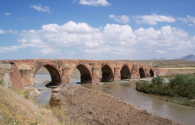 <p>ÇOBANDEDE KÖPRÜSÜ</p>

<p>Erzurum'un tarihi  yarından biridir Çobandede Köprüsü. 1297-1298 yılları arasında Veziri Salduzlu Emir Çoban Noyin tarafından inşa edilmiştir. Selçuklu ve İlhanlı üslubunun yansıtıldığı köprü Aras Nehri üzerinde bulunmaktadır. Gündüz saatlerinde sıradan bir köprü gibi görünse de sabah güneşin ilk ışıklarıyla gizemli bir görüntüye sahip olur. </p>

<p>Çobandede Köprüsü, kırmızı, siyah ve gri kesme taştan yapılmış olup; dönem dönem onarımlardan geçmiştir. Köprü günümüzde kullanılmamaktadır. 7 kemer gözlü olarak inşa edilmiş olsa da, bugün sadece 6 gözü bulunmaktadır. Erzurum-Horasan yolu üzerinden 58 kilometre sonra karşınıza çıkacak olan Çobandede Köprüsü, şehrin tarihi gezi alanlarından biridir. Dilerseniz gezinize köprüyü dahil edebilirsiniz.</p>
