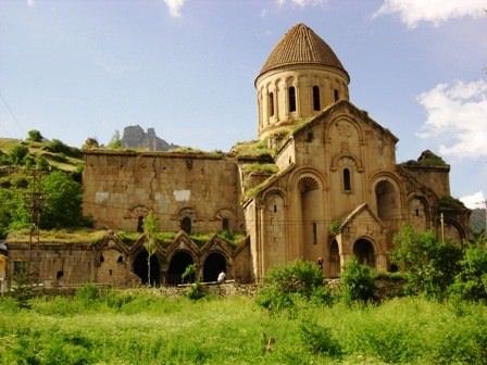 <p>ÖŞVANK KİLİSESİ</p>

<p>961-966 yılları arasında yaptırılan Öşvank Kilisesi, görkemli mimarisiyle Erzurum'un simgelerinden biridir. Şehre gelen turistlerin ise ilk ziyaret noktaları arasındadır. Uzundere ilçesine bağlı Çamlıyamaç Köyü içerisinde yer alan Öşvank Kilisesi'ni en çok ziyaret eden kesim Hristiyan Gürcüleridir. Bunun sebebi Hristiyan Gürcüler için kutsal bir mekan olmasıdır. Öşvank Kilisesi Bagrad Hanedanlığı döneminde inşa edilmiş olup, mimarı Öşklü Grigor'dur. Kilisenin yapımı sırasında renkli taş bezemeler ve kabartma figürlerle süslenmiştir. Süslemeleri oldukça dikkat çeken bu yapı, haç planlıdır. Yakın bir zamanda Erzurum seyahati düşünüyorsanız Öşvank Kilisesi'ni ziyaret etmenizi öneririz.</p>
