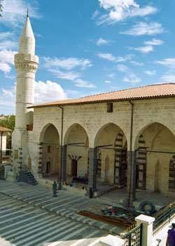 <p>ŞEYH FEYTULLAH (ŞIH) CAMİ <br />
Halk arasında ''Aşağı Şeyh Cami '' olarak da adlandırılmaktadır. Gaziantep'teki en önemli kulliyenin camisidir. Cami ile külliyenin diğer yapıları arasındaki ilişki günümüzde kopmuş durumdadır.Külliyede, zaviye, hamam ve medrese vardır. Vakviye tarihine göre 1563'de yapılmıştır. Ortada sekizgen taş ayağa oturan ve yelpaze şeklinde açılan tonozlarla, askı kemerlere bağlanan bir örtü sisteminesahiptir.Bir örtü sistemi Şeyh Fetullah Cami'nden başka şimdiye kadar hiçbir camide görülmemiştir.Eser özgünhalini büyük ölçüde korur.</p>
