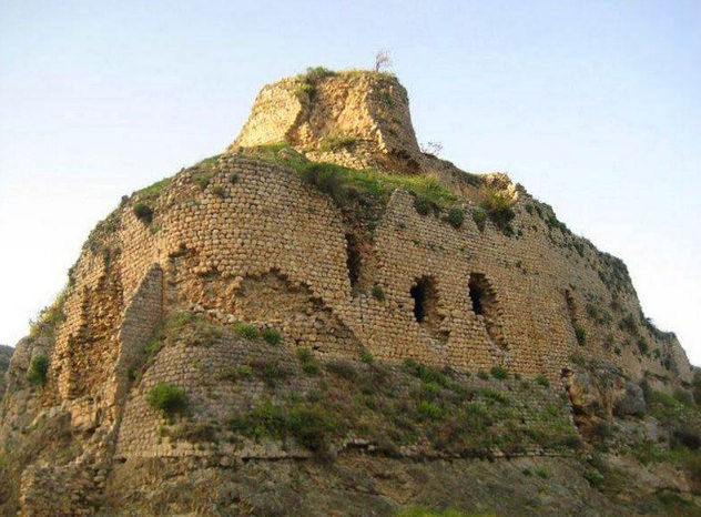 <p><strong>Bakras Kalesi</strong></p>

<p>Bakras Kalesi, Hatay’ın Belen ilçesine bağlı Ötençay köyünde bulunan Helenistik dönemden kalma kaledir. Antakya-İskenderun karayolunun 27. km. sinde yer alır.</p>
