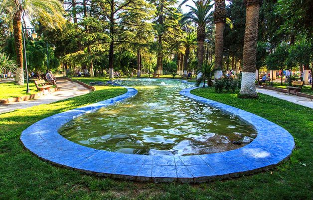 <p><strong>Antakya Parkı</strong></p>

<p>Asi Nehri’nin hemen kıyısında bulunan park, şehrin en büyük parkı. Şehrin simgesi Defne Ağacı başta olmak üzere, pek çok bitki bulunuyor. Parkın açılışının II. Abdülhamit Dönemi’ne denk geldiği tahmin ediliyor. Park üzerinde Fransızların önemli katkıları olduğu biliniyor.</p>
