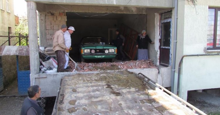 <p><strong>DUVARI KIRDIRIP OTOMOBİLİ ÇIKARTTI</strong><br />
<br />
Aradan geçen 37 yılın ardından binada onarım yapmayı planlayan Uysal, evin giriş katında tuttuğu otomobilini çıkarmak amacıyla önce duvarları kırdırdı. Uysal, daha sonra çekici yardımıyla otomobilini başka bir garaja götürdü.</p>
