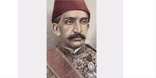 <p>Kardeşi Vahdettin Efendi´nin hususî doktoru Aleksiyadis Efendi Beylerbeyi´nde oturuyordu. Hemen Muhafız Kumandanı Rasim Bey ona haber gönderdi. Abdülhamid´i muayene eden doktorun teşhisi 'zatürree' başlangıcıydı. Hâkân-ı Sâbık´ın üşüme nöbetlerinin ardı arkası kesilmiyordu...</p>

<p> </p>
