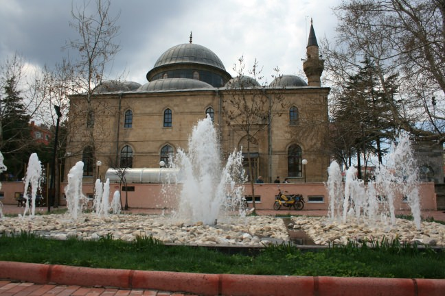 <p><strong>Kutlubey Ulu Camii</strong></p>

<p>Isparta-Merkez’de bulunan Kutlubey Ulu Camii, şehrin en eski camilerinden biridir. Isparta Çarşısı’nın içerisinde bulunması ve merkezi bir konuma sahip olmasından dolayı ulaşım oldukça kolaydır.Kutlubey Ulu Camii I. Murat döneminde Isparta’nın ilk Subaşısı Kutlu Bey tarafından yaptırılmış. Yapım tarihi kesin olmayan caminin 1429 yılında önce yapıldığı tahmin edilmekte olup, zaman içinde çürüyen bölümleri 1899 yılında onarımdan geçirilmiş.Kutlubey Ulu Camii, II. Abdülhamit döneminde yıktırılıp Ayasofya Camii’nin planına benzer şekilde inşa edilmiştir. İkinci kez yapılan bu ibadet mekanı 1914 yılında bir deprem sonucunda tekrar yıkılmıştır. 1922 yılında ise günümüzdeki cami yapılmıştır.Kutlubey Ulu Camii her ne kadar orijinal mimarisini kaybetmiş olsa da şehrin önemli ibadet mekanlarından biridir.</p>
