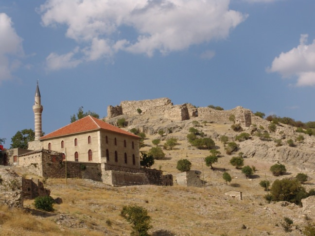 <p><strong>Uluborlu Kalesi</strong></p>

<p>Isparta-Uluborlu’ya gidip de görülmeden dönülmemesi gereken yerlerden biridir Uluborlu Kalesi.</p>

<p>Sarp bir kayalık üzerinde konumlanmış olan kale, çevreye hakim bir manzaraya sahip. Kapıdağ’ın 1.200 metre yüksekliğinde bulunan kalenin hangi yıl ve kim tarafından yapıldığı kesin olarak bilinmiyor. Kitabesinin de günümüze gelememiş olması ve hiçbir kaynakta adının geçmemesi bu yapının tarihini çözmeyi güçleştiriyor.</p>

<p>Uluborlu Kalesi, iç ve dış kale olmak üzere iki kısımdan oluşmakta. Dış kale tamamen yıkılmış olsa da iç kalenin büyük bir bölümü hala ayakta. Mimarisi incelendiğinde yapımı sırasında moloz taş ve blok taş kullanıldığı görülüyor.</p>
