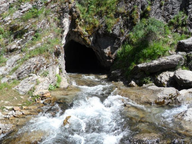 <p><strong>Pınargözü Mağarası</strong></p>

<p>Büyüleyici bir atmosfere sahip olan ve birçok turistin ziyaret ettiği Pınargözü Mağarası Türkiye’nin en büyük mağarası seçilirken, dünyada bulunan en derin ve en büyük mağaraları arasındadır.</p>

<p>Pınargözü Mağarası, Yenişarbadem ilçesine 11 kilometre uzaklıkta bulunmaktadır. ilginç bir özelliği var mağaranın; dünyanını girişi en son mağarasıdır. Girişi normal günlerde kapatılmış durumda. Çünkü tek başına girenlerin kaybolma riski var.</p>
