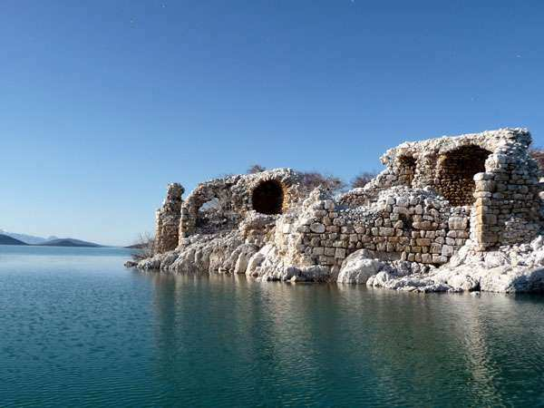 <p><strong>KubadAbad Sarayı</strong></p>

<p>Isparta’nın Yenişarbademli ilçesinde bulunan Kubad Abad Sarayı, Anadolu Selçuklu Sultanı l. Alaaddin Keykubat tarafından yazlık saray olarak inşa edilmiştir.</p>

<p>Çinileriyle ünlü olan Kubad Abad Sarayı, Konya iline ise 100 kilometre uzaklıktadır. Çeşit çeşit, renk renk çinilerin bulunduğu sarayda her çini fazlasıyla dikkat çekicidir. Bu çinilerin benzerleri Aspendos’ta Roma Tiyatrosu üzerinde de bulunmuştur. Çiniler üzerinde insan ve hayvan figürleri vardır. Kubad Abad Sarayı yıl içerisinde Isparta’ya gelenlerin ziyaret noktalarından biridir. Sizin de Isparta’ya yolunuz düşerse Yenişarbademli ilçesine bu sarayı mutlaka görmelisiniz. Isparta’nın gezilecek yerler arasındaki; Uluborlu Müzesi’ni, Yalvaç Müzesi’ni, Adada Antik Kenti’ni,Eğirdir Kalesi’ni, Kovada Gölü’nü, Yazılı Kanyon’u ve Eğirdir Gölü’nü de ziyaret edebilirsiniz.</p>
