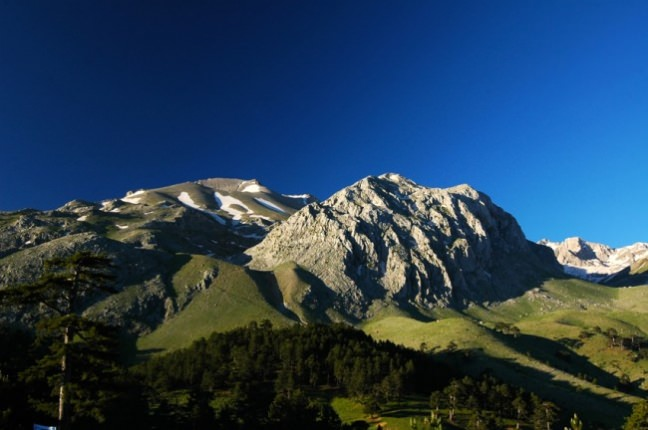 <p><strong>Dedegöl Dağı</strong></p>

<p>Isparta’da bulunan Dedegöl Dağı, 2.992 metre yüksekliğindedir ve Isparta’nın en uzun dağı özelliğini taşımaktadır.<br />
Aynı zamanda Türkiye’nin bilinen en uzun mağarası olan Pınargözü Mağarası da Dedegöl Dağı’nda bulunmaktadır.</p>

<p>Heybetli yükselişine şahit olanları kendine bağlar, hayran bırakır. Yenişarbademli ilçesinde bulunan dağ, bitkisel bir dokuya sahiptir. Özellikle kampçılar ziyaret edip dağa tırmanarak heyecanlı vakitler geçirirler. Çok merak edilir çok duyulur Dedegöl Dağı; fakat gidip görüldüğünde güzelliği karşısında şaşırtır insanları giden vazgeçemez adeta. Dedegöl Dağı’nda sizin de unutmayacağınız anılarınız olacak.</p>
