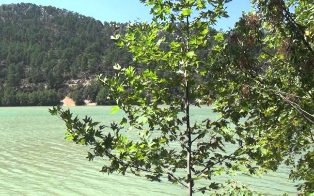 <p><strong>Kovada Gölü</strong></p>

<p>Isparta’nın Eğirdir ilçesinde bulunan Kovada gölü, bir dağ gölü olup Torosların en ıssız zirvelerinde 20 kilometreye kadar uzanan kıyılara sahiptir.</p>
