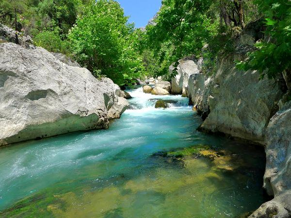 <p><strong>Yazılı Kanyon</strong></p>

<p>Girdiğiniz anda sizi büyüsü altına alacak olan Yazılı Kanyon, Isparta il sınırları içerisinde olup 1989 yılında tabiat parkı olarak kabul edilmiştir.</p>

<p>Kanyonda tarihi Kral Yolu da geçmektedir. Burada bulunan zakkum ağaçları yanındaki masalarla çok davetkar duruyor. Bu davete kesinlikle hayır diyemeyecek kendinizi tabiat ananın kollarına bırakacaksınız. Özellikle nisan ve ekim aylarında tercih etmelisiniz ki kanyonun doğasının tadını rahatlıkla alabilirsiniz. Buranın temiz havası size çok iyi gelebilir ve birden yamaç paraşüt yapma isteğiniz olabilir. Yazılı Kanyon’a çok yakın olan ve yamaç paraşütü yapabileceğiniz sayılı yerlerden biri olan Eğirdir’e geçebilirsiniz. Yazılı Kanyon’a yakın olan Gölcük Tabiat Parkı’nı da mutlaka ziyaret etmelisiniz.</p>
