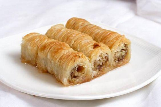 <p><strong>SARI BURMA </strong></p>

<p>Yurdun her yerinde yapılan baklava, kadayıf, sarı burma, un helvası yörede de çok yaygın olarak yapılmaktadır. Baklavalar peynirli, cevizli, fıstıklı, fındıklı ve sade yapılmaktadır. Baklavanın arasına konan peynir tuzlanmış taze peynirdir. Diğer hamur tatlılar ise şunlardır: Samsa, Şekerleme, Tosmankara, Mafiş, Lokma.</p>
