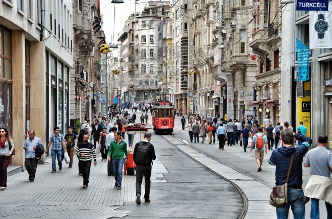 <p><strong>İstiklal Caddesi</strong></p>

<p>Taksim’in Beyoğlu’nun simgesi İstiklal caddesi. İstiklâl Caddesi, (Osmanlıca: (1927'den önce) Cadde-i Kebir, Büyük Cadde, Fransızca: Grande Rue de Péra), İstanbul'un en eski semtlerinden biri olan Beyoğlu'nda Tünel ile Taksim Meydanı arasında uzanan ve 19. yüzyılın sonlarından beri Türkiye'nin en ünlü caddelerinden biri olma vasfını koruyan cadde. 1.400 metre uzunluğundaki caddenin orta noktası Galatasaray Lisesi'nin yanından geçen Yeniçarşı Caddesi'nin caddeyi kestiği ve 50. Yıl Anıtı'nın bulunduğu yer kabul edilir. Paralelinde uzanan Tarlabaşı Bulvarıyla beraber Beyoğlu ilçesinin ana eksenini oluşturur. Ortalama olarak 74 metre yükseklikte yer alan İstiklal Caddesi idari olarak 9 ayrı mahalleyi kapsar.</p>
