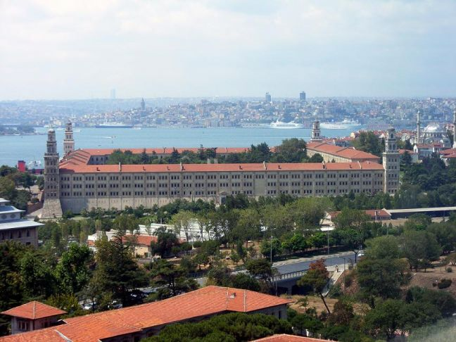 <p><strong>Selimiye Kışlası</strong></p>

<p>İstanbul Anadolu yakasından İstanbul’un Tarihi Yarımadasına tüm heybetiyle gövde gösterisi yapan Selimiye Kışlası’nın yerinde önceleri Kanuni Sultan Süleyman’ın yaptırdığı bir saray vardı. Sarayın yerine 3. Selim tarafından kurulan düzenli ordu Nizam-ı Cedid askerleri için 1794-1799 yıllarında yaptırılan ahşap kışla ile başlar Selimiye Kışlasının hikayesi.</p>

<p>1807 yılındaki Yeniçeri ayaklanmasıyla yıkılan ahşap kışla günümüze ulaşamazken, Sultan II.Mahmud 1827-1829 yılları arasında kışlanın yerine dönemin ünlü mimar ailesi Baylanlardan Mimar Krikor Balyan’a Kagir (taştan) bir kışla yaptırmıştır. Sultan Abdülmecid döneminde yapılan düzenlemeler ve dört köşesine eklenen yedişer katlı kulelerden sonra  Selimiye Kışlası bugünkü halini almıştır.</p>

<p>1854 Kırım savaşında İngiliz askerlere tahsis edilen kışlada, Modern Hemşireliğin kurucusu Florence Nightingale İngiliz askerlerin tedavisi ile ilgilenmiştir. Florence Nightingale ve arkadaşlarının kaldığı oda  bugün Florence Nightingale Müzesi olarak deniz tarafındaki kuzeybatı kulede bulunmaktadır.</p>

<p>1959 ve 1963 yılları arasında Selimiye Askeri Ortaokulu olarak kullanılan kışla, bugün Türk Silahlı Kuvvetlerine bağlı 1. Ordu Karargahı olarak kullanılmaktadır.</p>

<p>Üniversite yıllarında bir 19 Mayıs günü ziyaret ettiğimizde bizlere subaylar Selimiye Kışlasını ve Florence Nightingale Müzesini de gezdirmişti. Kışla binasının bahçesinde bulunan bayrak direği ise 68 metrelik yüksekliği ile Türkiye’nin En Yüksek Bayrak Direği olma unvanını taşıyor. 20 Temmuz 2005’te hizmete giren bayrak direği 12 Ton ağırlığında ve 15×10 metrelik kocaman bir Türk Bayrağını şerefle taşıyor.</p>
