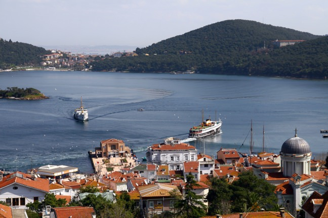 <p><strong>Büyükada</strong></p>

<p>İstanbul Anadolu yakasındaki Kartal-Bostancı ilçelerinin karşısında yer alan Prens Adalarının en büyüğü olan Büyükada, İstanbul’un ilk fetih edilen yeri olarak tanımlayabileceğimiz yerlerindendir. İstanbul’un Fethinden yaklaşık 1 ay önce alınmış olup öncelerinde sürgün yeri ve hapishane olarak kullanılmıştır.</p>

<p>Günümüzde çeşitli dinlerdeki insanlara ev sahipliği yapan Büyükada’da Aya Yorgi Kilisesi ve Aya Yorgi Manastırı adanın en önemli görülmesi gereken yerlerinden olup ulaşımı oldukça zahmetlidir. Zira bine yakın basamak çıkmak gerekiyor Aya Yorgi Kilisesine ulaşmak için.</p>

<p>Adalar Müzesi, 2.Abdülhamid’in yaptırdığı Hamidiye Cami, Ada Kule ile birlikte ada içerisinde bir çok görülmeye değer mimariye sahip köşk ve yalılar mevcut.</p>

<p>Büyükada, cumhuriyetin ilk yıllarından sonra sayfiye yeri özelliğini daha çok almaya başlamış ve yüksek varlıklı ailelerin, ileri bürokrasi insanlarının rağbet ettiği bir yer olmaya başlarken bir çok güzel yapının inşa edilmesi mümkün olmuştur.</p>

<p>İstanbulluların yaz aylarında deniz hasretini gidermek için sıklıkla ziyaret ettiği Büyükada’da Yörükali Plajı, Naki bey, Prenses Koyu Plajı, Aya Nikola Plajı, Eskibağ Plajı, Halik Koyu Plajı olmak üzere denize girmek için müsait yerler vardır. Bununla birlikte Dil Burnu olarak bilinen bölgede piknik ve mesire alanları da bulunmaktadır.</p>
