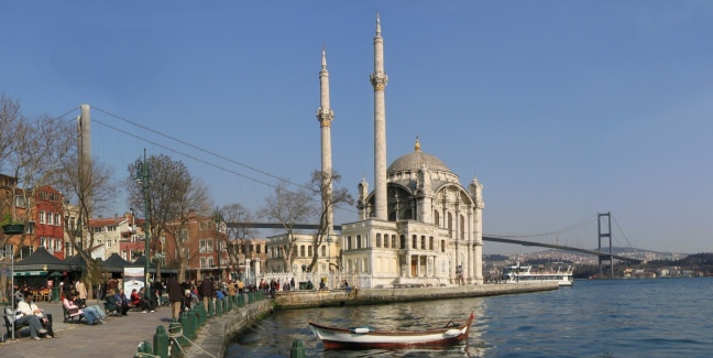 <p><strong>Büyük Mecidiye (Ortaköy) Camii</strong></p>

<p>İstanbul’un simgelerinden olan Büyük Mecidiye Camisi ( Ortaköy Camisi ), Beşiktaş Ortaköy İskelesinin hemen yanı başında bulunan 19. yüzyıl eserlerinden olup, ünlü mimar Balyanlardan Nigoğos Balyan tarafından 1853 yılında Sultan Abdülmecid tarafından yaptırılmıştır. Osmanlının zarif barok mimarisinin örneklerinden olan cami İstanbul Boğazının eşsiz manzaralarından birine sahip ve denize sıfır konumdadır.</p>

<p>Bütün selatin camilerinde (Osmanlı devletinde Sultanların yaptırdığı cami anlamına gelir) olduğu gibi harim ve hünkar bölümü olmak üzere iki bölümden oluşmaktadır. Harim halkın ibadeti için yapılan bölüm olurken, Hünkar Mahfili padişahların ibadetleri için yapılan bölümdür. Büyük Mecidiye Camisinin geniş ve yüksek pencereleri boğazın ışıklarını caminin içine taşıyacak şekilde inşa edilmiştir.</p>

<p>Tek şerefeli iki minareden oluşan Büyük Mecidiye (Ortaköy Cami)camisindeki tek kubbenin duvarları pembe mozaiktendir. Mihrap mozaik ve mermerden, mimber ise somaki kaplı mermerden yapılmıştır ve ince bir işçiliğin ürünüdür.</p>
