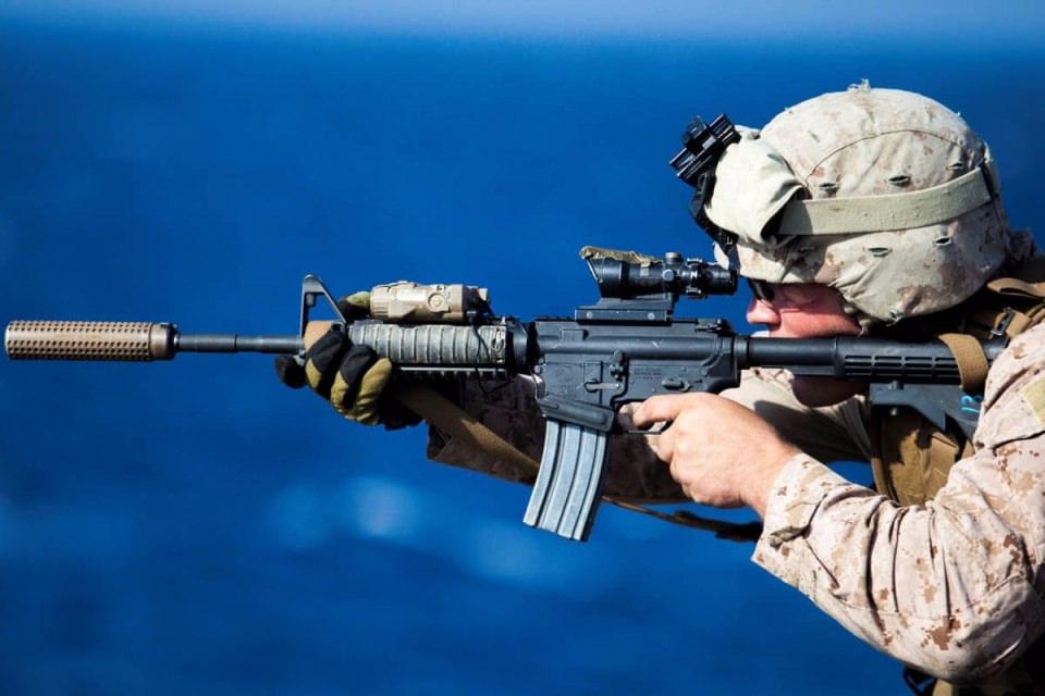 <p> STANAG şarjörleri 5.56x45mm NATO mermisi kullanmaktadır. Gaz işleme ve geri tepme tekniğini kullanarak çalışır. Kişiye göre ayarlanabilir dipçiğe sahiptir.Oldukça ergonomik bir tasarıma sahiptir. Fakat tekli atışlarda atıcının fiziki gücüne ve deneyimine bağlı olarak değişse bile sert geriye vurma söz konusudur. </p>