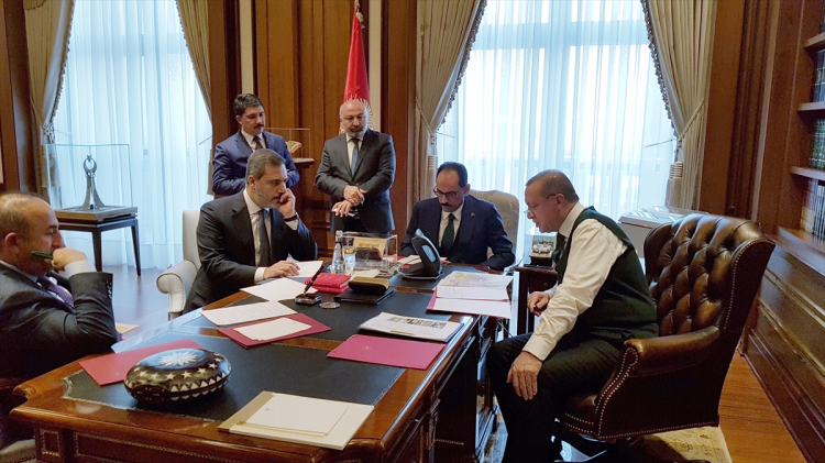 <p>ABD Başkanı Donald Trump ile Cumhurbaşkanı Recep Tayyip Erdoğan arasında gerçekleştirilen görüşmenin ardından, Amerika'nın terör örgütü PKK'nın Suriye'deki uzantılarına artık silah göndermeyeceği açıklandı. Bu açıklama, Amerika'nın Suriye'deki kirli geçmişini akıllara getirdi...</p>
