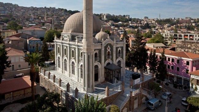 <p>SALEPÇİOĞLU CAMİ</p>

<p>Salepçizade Hacı Ahmet Efendi tarafından 1906 yılında yaptırılan camiinin büyük bir kubbesi vardır. Dış duvarları mermer ve yeşil taşlarla örülmüş altı bölümlü Salepçioğlu Camii'nin ince yapılı zarif bir mimarisi vardır. İzmir’in en nadide camileri arasında yer almaktadır.</p>
