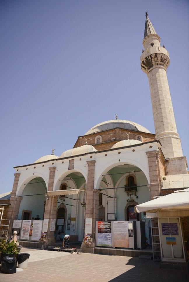 <p>BAŞDURAK CAMİİ</p>

<p>Duvarları taştan minberi mermerden olan Başdurak Camii 1652 yılında Hacı Hüseyin Ağa tarafından yaptırılmıştır. Dükkân ve depoların bulunduğu bir alt yapı üzerinde yer alan Cami, tek kubbe ile örtülü, kare planlı harim ile kuzeyindeki son cemaat yeri ve batısındaki minareden oluşur.</p>
