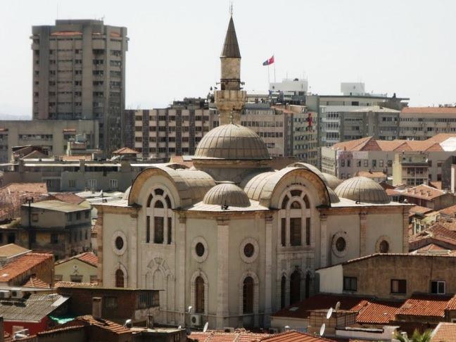 <p>KESTANE PAZARI CAMİ</p>

<p>Kare mekân üzerine büyük bir kubbeyle etrafında 4 kubbeden oluşan cami 1667 yılında yapılmıştır. Son derece güzel olan mihrabın Selçuk’taki İsa Bey Caminden getirtildiği söylenmekte olup, taş işçiliği görülmeğe değer özelliktedir. Giriş kapısı üzerinde bir kitabenin yer aldığı Kestane Pazarı Caminin son cemaat yerinde üç kubbe bulunur.</p>
