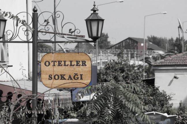 <p>BASMANE OTELLER SOKAĞI</p>

<p>1296 Sokak üzerine yoğunlaşmış olan Oteller Sokağı 20.yüzyılın ilk çeyreğinde yapılmış konutların otele dönüştürülmesi nedeniyle önem kazanmaktadır. Oteller Sokağı, bitişik nizamlı, iki veya tek katlı ve bodrumlu yapılara sahiptir.</p>
