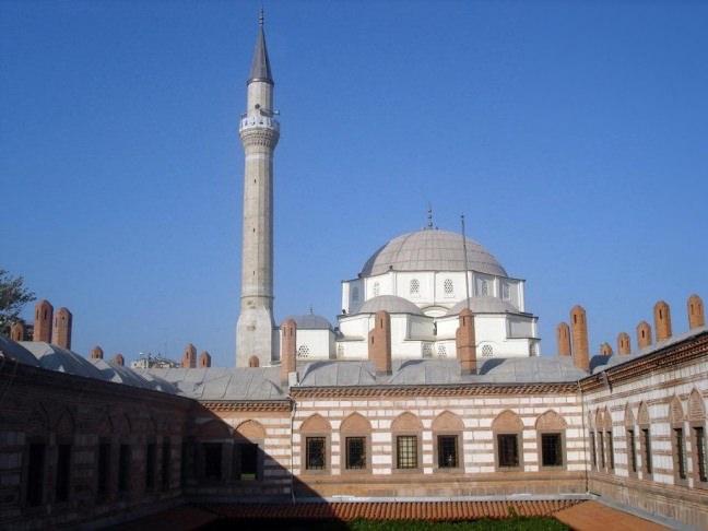 <p>HİSAR CAMİ</p>

<p>Kemeraltı'nda, Kızlarağası Hanı'nın hemen bitişiğinde bulunan Hisar Camii, 1597 yılında Yakup Bey tarafından yaptırılmıştır. Kesme taşlardan inşa edilen camiinin içi, Osmanlı süsleme sanatının en güzel örneklerini sergilemektedir. Minaresi tek şerefeli olan Hisar Camii'nin ortasındaki büyük hacimli kubbe sekiz adet fil ayağı üzerinde durmaktadır. Yanlarda üçer büyük, daha geride üç küçük ve son cemaat yerinde de 7 tane küçük kubbesi bulunmaktadır. Sütun başlıkları ve diğer süslemeleri günümüze kadar bozulmadan gelmiştir. Hisar Camii, aynı zamanda İzmir'in en büyük camiidir.</p>
