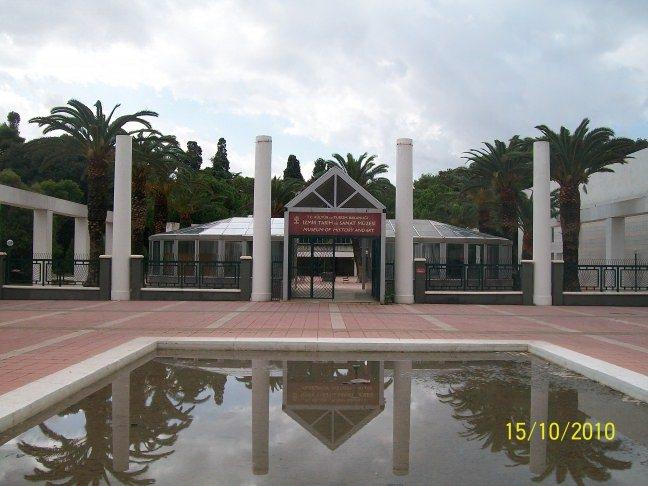 <p>İZMİR TARİH VE SANAT MÜZESİ</p>

<p>Kültürpark'ta yer alan İzmir Tarih ve Sanat Müzesi üç ayrı bölümden oluşuyor. Girişte sağdaki bina, taş eserlere, ortadaki bina seramik eserlere ve soldaki bina da değerli eşyalara ev sahipliği yapmaktadır.<br />
Taş eserler bölümünde İzmir ve yakın çevresindeki ören yerlerinden heykeller, kabartmalar sergileniyor. Agora'da gün ışığına çıkartılan Demeter, Poseidon, Artemis heykel grubu görülmeye değerdir.</p>
