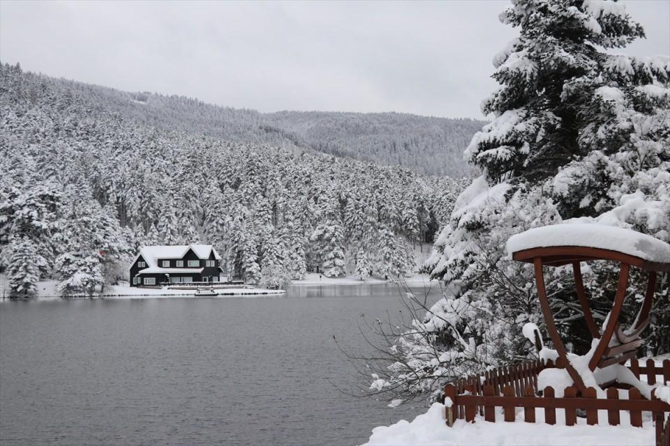 <p>Bartın, Bolu ve Kocaeli'nin yüksek kesimleri "beyaz örtü" ile kaplandı.</p>