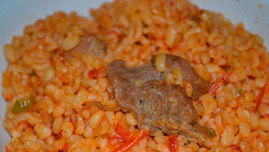 <p><strong>Etli Salçalı Bulgur Pilav</strong></p>
