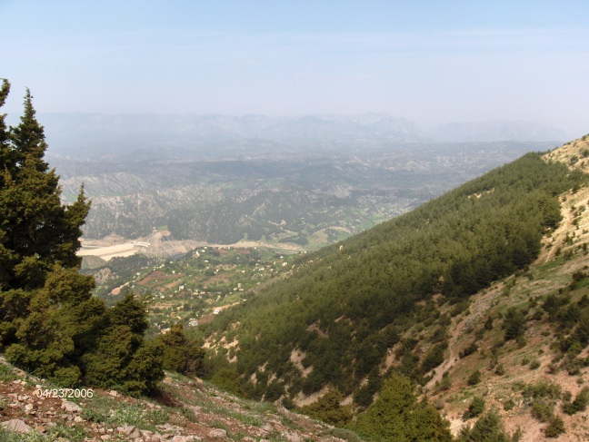 <p><strong>Kazma Bağları</strong></p>

<p>Kazma Bağları, Kahramanmaraş’ın oksijen deposu konumundadır. İl merkezinin 10 kilometre kuzeybatısında bulunan Kazma Bağları Ahirdağı eteklerinde yeni ziyaretçilerini bekliyor.<br />
Bağların özellikle bahçeleri ve soğuk sularıyla keyifli saatler sunar. Kazma Bağları’na asfalt yoldan kolaylıkla ulaşılmaktadır. Belediye otobüsleri Kazma Bağları’dan geçmektedir. Bölgede su, elektrik, telefon gibi alt yapı hizmetleri bulunmakta.</p>
