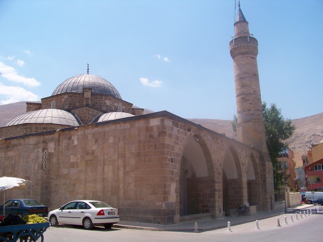 <p><strong>Elbistan Ulu Cami</strong></p>

<p>Elbistan Ulu Cami, Kahramanmaraş ilinin tarihi ibadet mekanlarından biridir. Elbistan ilçesine bağlı olan Güneşli Mahallesi’nde yer alması, ulaşımını kolaylaştırır.<br />
Elbistan Ulu Cami’nin kitabesi günümüze kadar gelemediği için cami hakkında kesin bilgiler bulunmamaktadır. Fakat XVI. Yüzyılda Osmanlılar döneminde yaptırıldığı tahmin edilmektedir. Camide yer alan kitabe vardır ama kitabeler başka bir yapıdan getirilmiştir. Elbistan Ulu Cami belli dönemlerde birkaç kez onarılmıştır.<br />
Caminin yapımında kesme taş, mermer ve tuğla kullanılmıştır. İç mekanındaki duvarlada kalem işleri ve bitkisel motifler dikkat çeken detaylar arasında olup caminin mistik gücünü arttırmaktadır.</p>
