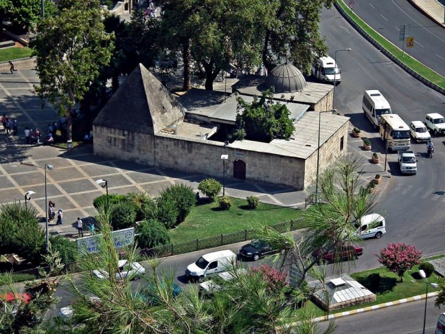 <p><strong>Kahramanmaraş Taş Medrese</strong></p>

<p>Dikdörtgen planlı bir mimariye sahip olan Taşa Medrese,Kahramanmaraş’taki Ulu Cami’ye oldukça yakındır. Merkezi bir konumda olması sebebiyle şehre gelen turistlerin gezi listesine mutlaka dahil ettiği yerlerden biridir aynı zamanda.<br />
Kahramanmaraş Taş Medrese, XIV. yüzyıl başlarında Alaüddevle tarafından kızı adına yapıldığı tahmin edilmektedir.<br />
Taş Medrese’nin yapımında kesme ve moloz taş kullanıldığı görülmektedir. Medresenin avlusunda sıralanmış odalar bulunmakla birlikte, her oda birer pencere ve kapıyla avluya bağlanmıştır.<br />
Şehrin tarihine tanıklık etmiş olan Kahramanmaraş Taş Medrese, gezi listenize dahil etmenizi önerdiğimiz yerlerden sadece biridir.</p>
