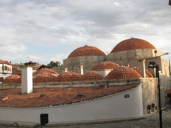 <p><strong>Yeni Hamam (Cinci Hamamı)</strong></p>

<p><br />
Safranbolu'da Çeşme Mahallesinde çarşı içindedir. Bu hamamın da Cinci Hoca (asıl ismi Hüseyin) tarafından yaptırıldığı bilinmektedir.</p>
