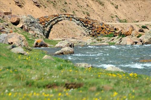 <p><strong>Taşköprü</strong></p>

<p>Safranbolu'nun doğusunda, Konarı köyünün 200 metre kuzeyindedir. Eflani Çayı üzerindeki köprünün yapım tarihi belli değildir.</p>
