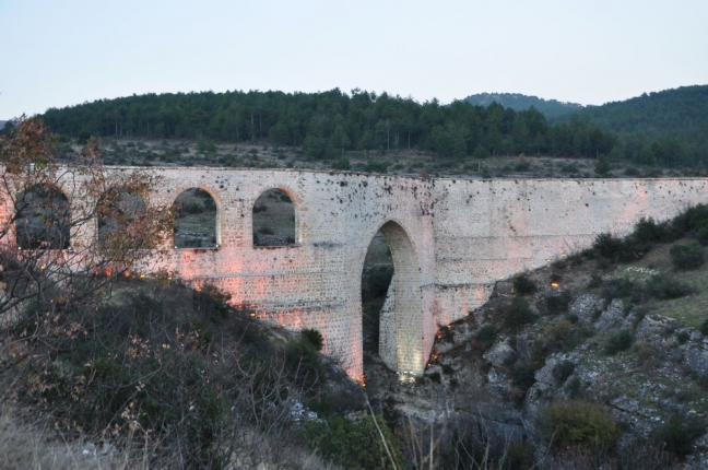 <p><strong>Tokatlı Köprüsü</strong></p>

<p>Safranbolu'nun Aşağı Tokatlı Mahallesindedir. 18. yüzyılda yaptırıldığı ileri sürülmektedir.</p>
