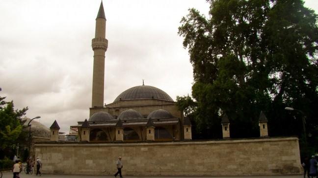 <p>Aktekke (Vâlide Sultan Câmii) : </p>

<p>Karamanoğlu Alâeddin Ali Bey tarafından 1370′de Mevlânâ’nın annesi Mü’mine Hâtun için yaptırılmıştır. Taş mihrabın solunda Mevlânâ Celâleddin-i Rümi hazretlerinin annesi, hanımı ve çocuklarına ait mezarlar vardır.</p>
