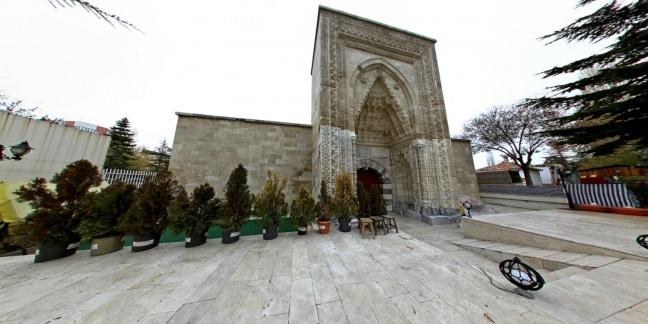 <p>MEDRESELER</p>

<p>Hâtuniye Medresesi : 1381′de Sultan Birinci Murâd Hanın kızı ve Karamanoğlu Alâeddin Beyin hanımı Nefise Sultan tarafından yaptırılmıştır.</p>

<p>Emir Müsa Medresesi : On dördüncü asır ortalarında Emir Burhâneddin Müsa Bey tarafından yaptırılmıştır.</p>

<p>İbrâhim Bey İmâreti Medresesi : Karamanoğlu İbrâhim Bey 1432′de yaptırmıştır.</p>

<p>Tol Medresesi : Ermenek ilçesinde Karamanoğlu Emir Müsa Bey tarafından 1339′da yaptırılmıştır.</p>
