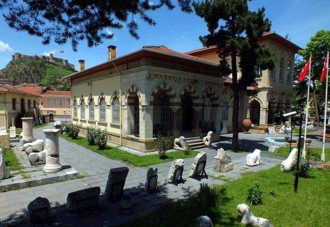 <p>Kastamonu Arkeoloji Müzesi</p>

<p>Hitit, Frig, Hellen, Bizans ve Roma gibi birçok medeniyetin izlerini bünyesinde barındıran Kastamonu Arkeoloji Müzesi, merkeze bağlı olan Cumhuriyet Caddesi üzerinde bulunmaktadır. Kastamonu ve Çankırı çevresinde yapılan arkeolojik eserlerin bulunduğu müzede Atatürk’ün Kastamonu gezisinde kullandığı eşyalar da sergilenene eserler arasındadır. Pişmiş topraklar, lahitler, figürinler, mezar taşları, heykeller ve cam eserler müzenin koleksiyonunu oluşturan parçaların birkaçıdır. Merkezde bulunmasından dolayı kolay bir ulaşım yolu sunan Kastamonu Arkeoloji Müzesi, şehirde gezebileceğiniz ilk yerlerden biri olabilir.</p>
