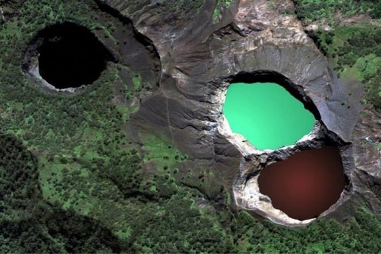 <p>Kelimatu Dağı'nın en tepesinde yer alan üç gölün hepsi de farklı renklerde.</p>

<p> </p>
