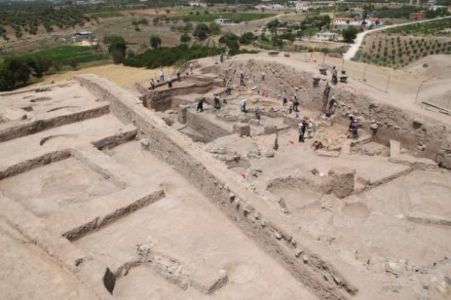 <p><strong>Oylum Höyük</strong></p>

<p>Bu höyük tarihi olarak önemli bir yere sahiptir. Anadolu, Mezopotamya ve Suriye arasında kalan bölgede bulunur. Bu höyük ilimizin aydınlatılmasında önemli bir yere sahiptir. İlimizde bir höyük bulunur. Fakat en büyükleri bu höyüktür. Bu höyükte birçok kazı çalışması yapılmıştır. Kazı çalışmasında elde edilen yapılar Kilis müzesinde sergilenmektedir.</p>
