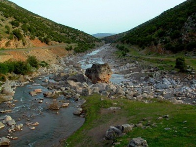 <p><strong>Akpınar</strong></p>

<p>Bu kaynak suyu kalkerli toprağın arasında şırıl şırıl akan suları ile insanı adeta büyülemektedir. Yöre halkı yazın buraya akın etmektedir. Yeşilliği, doğası ve serinliği ile insana farklı hazlar bırakmaktadır. Yolunuz düşerse mutlaka uğramalısınız.</p>
