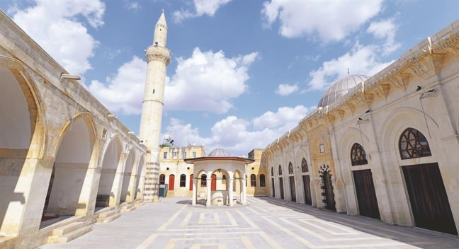 <p><strong>Kilis Ulu Cami</strong></p>

<p>Osmanlı kayıtlarına göre 55 cami 10 mescit bulunmaktadır. Günümüze kadar 31 cami savunmasız bir şekilde yok olmuştur. Var olan camilerden 11 tanesi Osmanlı dönemden öncesine ait olduğu tahmin edilmektedir. Bunlardan biri de Kilis ilimizin en eski Camisi Ulu camidir. Ulu cami kim ve ne zaman tarafında yapıldığı bilinmiyor. Cami düzgün kesme taşlarla inşa edilmiştir. en son 1924 yıllında restorasyon çalışmaları yapılmıştır. Yolunuz düşerse bu tarihi camiyi kesinlikle ziyaret etmenizi öneririm.</p>
