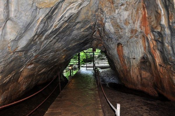 <p><strong>Sulu Mağara</strong></p>

<p>Kırıkkale’nin Keskin ilçesinde bulunan Sulu Mağara, son zamanlarda yapılan çalışmalarla turizme kazandırılmıştır. Kırıkkale’de gezilecek yerler listesinde kendine sağlam bir yer edinen Sulu Mağara, Arzu Bayırı mevkiinde bulunmaktadır. Fosil bir mağaradır ve yarı yapay-yarı doğal bir mağara özelliği taşımaktadır.</p>

