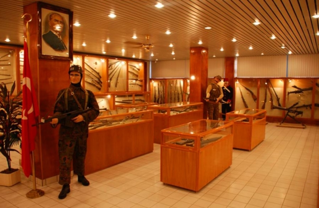 <p><strong>Silah Sanayi Müzesi</strong></p>

<p>İlk olarak 1990 yılında hizmete giren Silah Sanayi Müzesi, Kırıkkale’nin Merkez ilçesinde bulunmaktadır. Toplam 299 eserin sergilendiği Silah Sanayi Müzesi’nde İkinci Dünya Savaşı dönemlerinde toplanan eserler ve İstanbul-Tophane’de yer alan silah fabrikasındaki birçok eser yer almaktadır. Koleksiyonun hepsi kronolojik sıraya göre düzenlenmiştir. Silah Sanayi Müzesi, 1993 yılında genişletilip bir alana taşınmıştır.</p>
