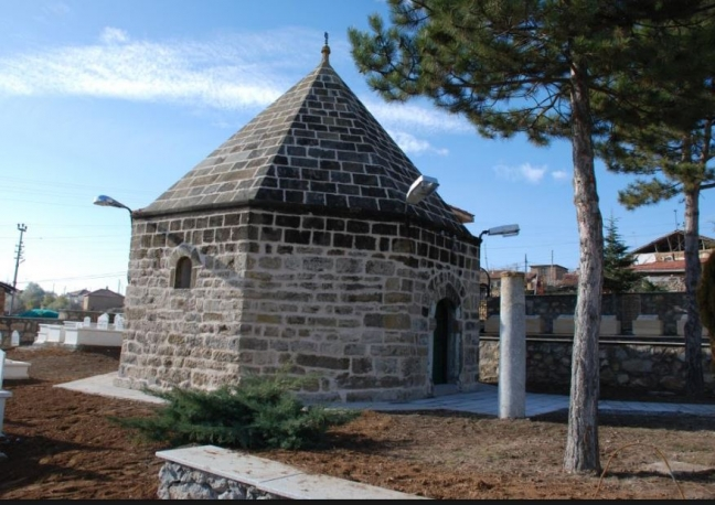 <p><strong>Koçubaba Camii ve Türbesi</strong></p>
<p>Kırıkkale merkez ilçeye bağlı Koçubaba köyündedir. Cami ve türbe 15. yüzyıl yapısıdır. Ancak cami yeniden yapılmıştır. Türbe ise yapılan onarımlarla özgünlüğünü büyük ölçüde yitirmiştir. Sekizgen planlı ve sivri bir külahla örtülü olan türbede, Alevi Şeyhi Koçumbaba’nın sandukası bulunmaktadır.</p>