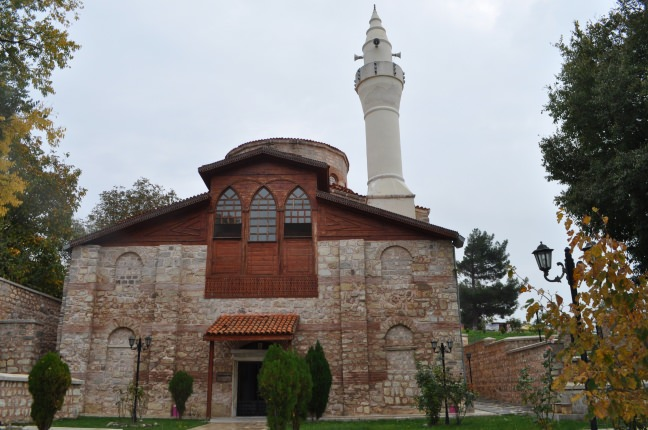 <p><strong>Kıyıköy Camii</strong></p>

<p>Kıyıköy Camii, Kırklareli’nin Vize ilçesine bağlı Kıyıköy kasabasının tam merkezinde bulunuyor.</p>

<p>Geç Osmanlı dönemi eserlerinden biri olan Kıyıköy Camii, hala faal durumda. Kıyıköy Camii’yi en ilginç kılan özelliği ise yapının kilise olarak inşa edilip, sonradan camii haline dönüştürülmesi</p>
