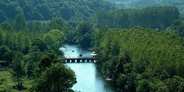 <p><strong>Pabuçdere</strong></p>

<p>İstanbul’un kuzeybatısında, Istrancaların en yüksek noktası olan Mahya Tepesi’nin güney yamaçlarında doğan Pabuçdere, Kıyıköy’ün en can alıcı noktalarından biri olarak dikkat çekiyor. Kıyıköy’ün kuzeyinden Karadeniz’e dökülen Pabuçdere’nin, Kıyıköy kasabısının hemen yanında, denizle kavuştuğu yerde bir plajı da bulunuyor.<br />
Yerli ve yabancı turistlerin yoğun ilgisiyle karşılaşan Pabuçdere’de motorla ya da kayıkla gezinti yapılabiliyor. Ayrıca derede sazan ve kefal balıkları da avlanabiliyor. Pabuçdere’nin suyu oldukça soğuk ancak bir o kadar da temiz.<br />
Pabuçdere ile deniz arasında dar, uzun ve temiz bir kumsal bulunuyor. Bu bölge özellikle kamp ve karavan tutkunlarının vazgeçilmez adreslerinden biri.</p>
