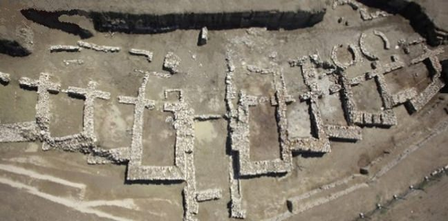 <p><strong>Aşağı Pınar Höyüğü</strong></p>

<p>Çok eski bir tarihe sahip olan Aşağı Pınar Höyüğü,Kırklareli il merkezine sadece 3 kilometrelik bir mesafede yer alır. Höyük, ilk olarak 1980 yılında fark edilmiştir.</p>

<p>O dönemde Salhana adıyla kayıtlara geçilmiştir.<br />
Aşağı Pınar Höyüğü, 1993 yılında ise yeni kazı çalışmalarına başlanmıştır.</p>

<p>Yapılan araştırma ve kazı çalışmaları sonucunda yeni kalıntılar gün yüzüne çıkarılmış ve bölgenin Neolitik çağda yerleşim alanı olarak kullanıldığı bilgisine ulaşılmıştır. Bölgenin tarihiyle alakalı zengin kalıntılara sahip olan Aşağı Pınar Höyüğü, 3.000 metrekarelik bir alanı kapsamaktadır.</p>

<p>Kırklareli’nin en geniş arkeolojik kazı çalışma alanı olan Aşağı Pınar Höyüğü gezi listenizde mutlaka yerini almalı.</p>
