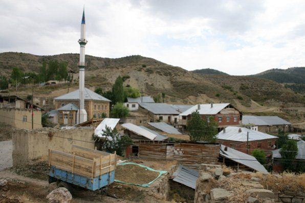 <p><strong>Balkaya Köyü</strong></p>

<p>Kırklareli-Vize’ye bağlı olan Balkaya Köyü, doğaseverlerin yeni tutkularından biridir. Balkaya Köyü’ne ulaşım oldukça kolaydır. Vize otobüs garajı yanından kalkan minibüslerle ulaşabilirsiniz.<br />
Tam bir doğa tutkunuysanız Balkaya Köyü’nü ziyaret edip pek bilinmeyen bu noktayı keşfe çıkabilirsiniz. Burada ailelerin konaklaması için bir otel bulunuyor; fakat kamp kurup konaklama imkanınız da bulunmaktadır. Çevresini keşfe çıktığınızda bölgenin tarihi kalıntıları ve burada bulunan bir mağara sizleri karşılıyor olacak. Kırklareli’nin doğal güzelliklerine şahit olacağınız bu gezinize Pınarhisar Kalesi’ni, İğneada Longozu’nu, Dupnisa Mağarası’nı veZindan Baba Türbesi’ni de ekleyip keyifli bir şekilde Kırklareli’yi daha yakından tanıyabilirsiniz.</p>
